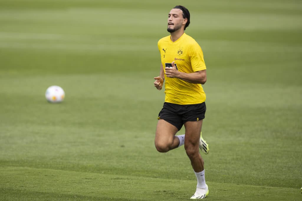 Ramy Bensebaïni in Borussia Dortmund training