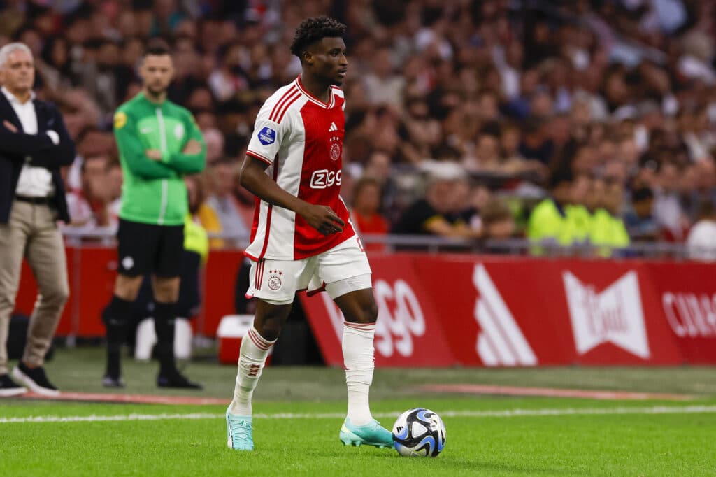 Mohammed Kudus looks for passing options in an Ajax match