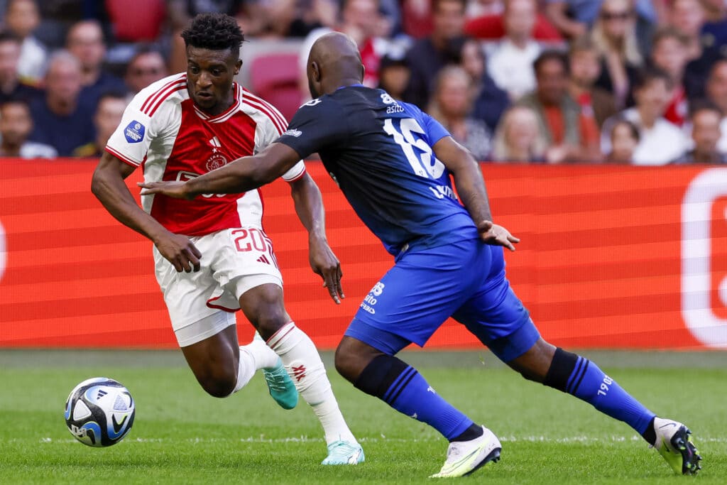 Mohammed Kudus takes on a player at Ajax