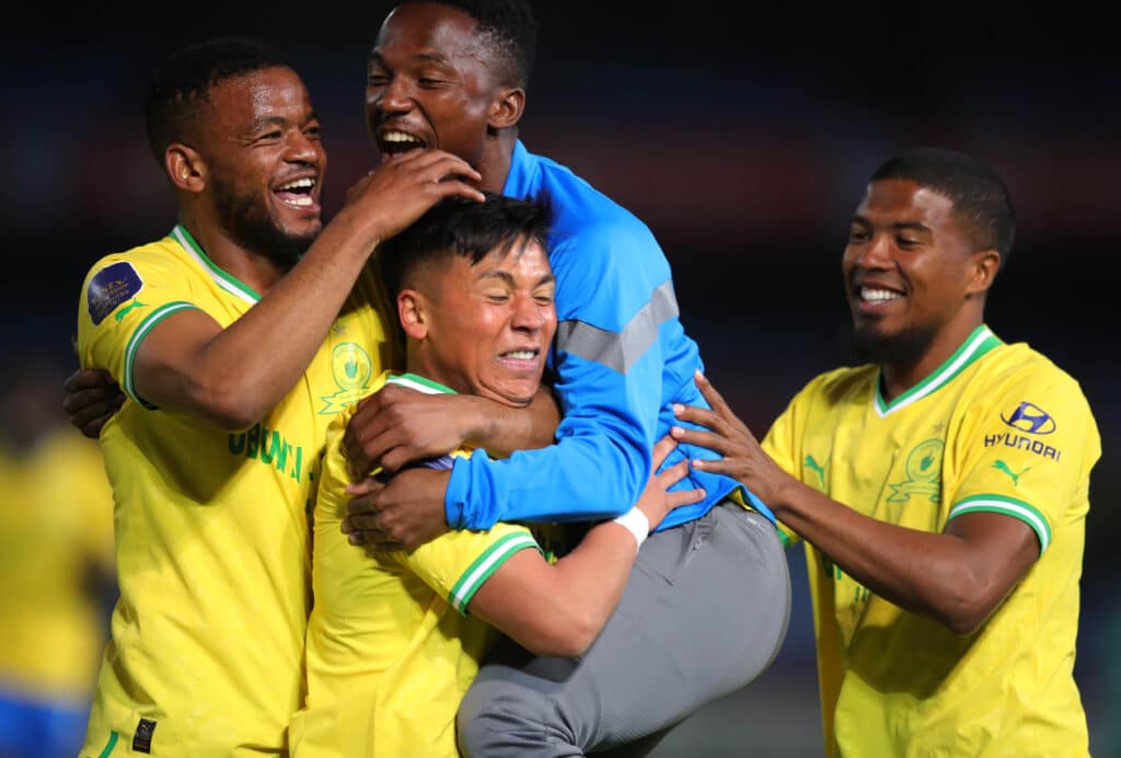 Marcelo Allende of Mamelodi Sundowns celebrates goal with teammates
